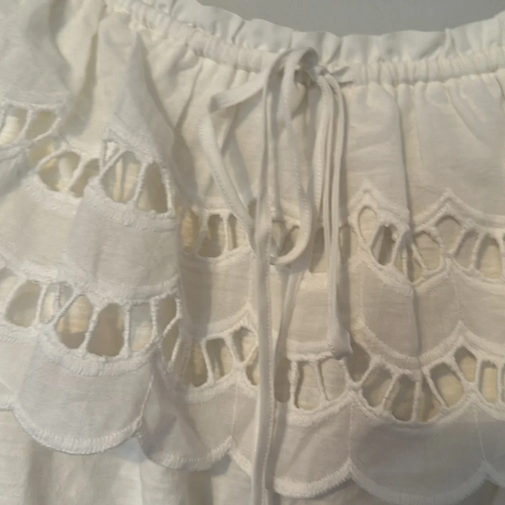 NWT beautifully detailed top can be worn on or off shoulder elastic hem 21” P2P - Picture 4 of 4